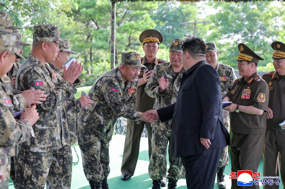 Fekerfanta's tweet image. 🇰🇵💥 Kim Jong Un supervisa un nuevo ejercicio de artillería.
🗣️ Afirma que Corea del Norte tiene la capacidad de hacer frente inmediatamente a una guerra en cualquier momento y de destruir al enemigo en cada batalla.