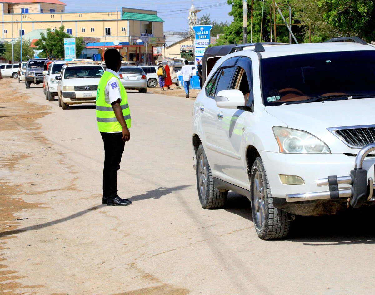 Puntlandmirror's tweet image. At least two people were killed after a tuk-tuk driver armed with a knife attacked the police traffic center in #Garowe, according to local sources.
The incident began when the driver was stopped and taken from his tuk-tuk over a tax-related issue. He reportedly launched a knife…
