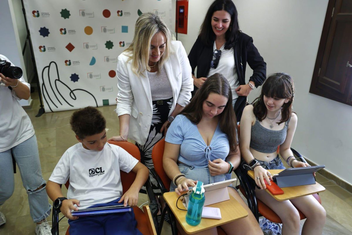 marifrangr's tweet image. 💻Junto a Fundación @cibervoluntario y @CCGranada celebramos este verano un Campamento Digital con con formación gratuita para 250 jóvenes, de cara a combatir la brecha digital e impulsar su talento.
Queremos que la digitalización llegue a todos los rincones y a todos los…