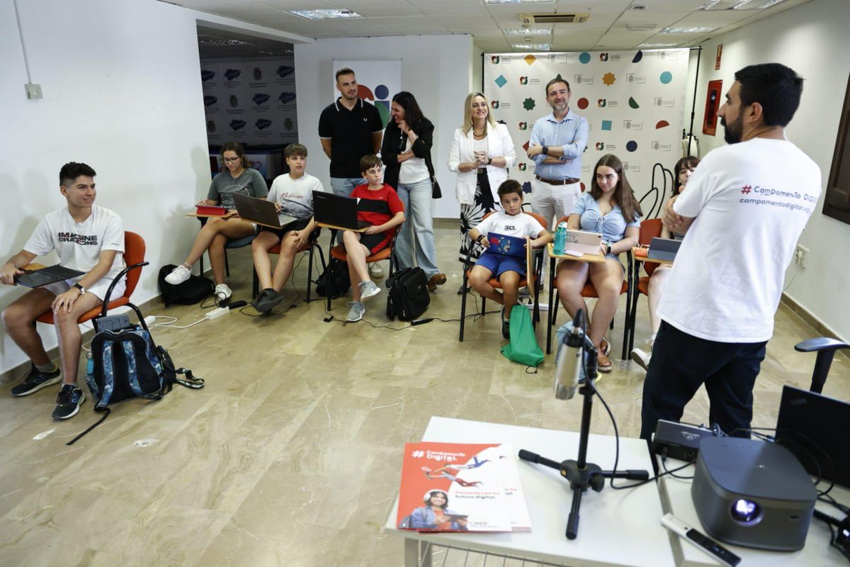 marifrangr's tweet image. 💻Junto a Fundación @cibervoluntario y @CCGranada celebramos este verano un Campamento Digital con con formación gratuita para 250 jóvenes, de cara a combatir la brecha digital e impulsar su talento.
Queremos que la digitalización llegue a todos los rincones y a todos los…