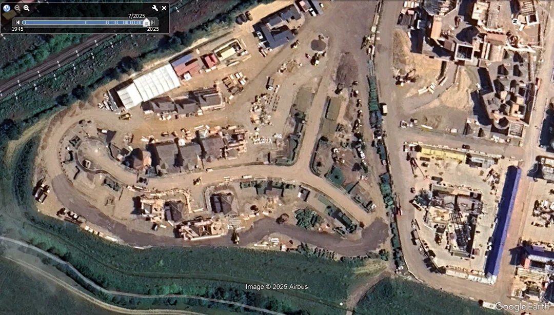 WW_Direct's tweet image. Privet Drive from the HARRY POTTER TV series as seen from Google Earth
(Great find by Luke_Gki)