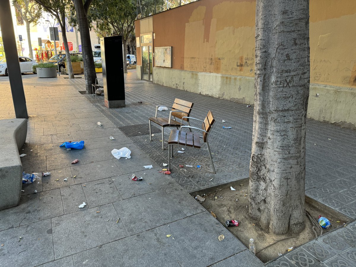 En 2 anys de Jaume Collboni, el barri està més brut que mai, més persones amb addiccions al carrer, més xeringues, furts i incivisme.

Amb Colau tot eren tertúlies i notícies de que BCN estava bruta. La situació ha empitjorat, però ara perquè callen els mitjans de comunicació?