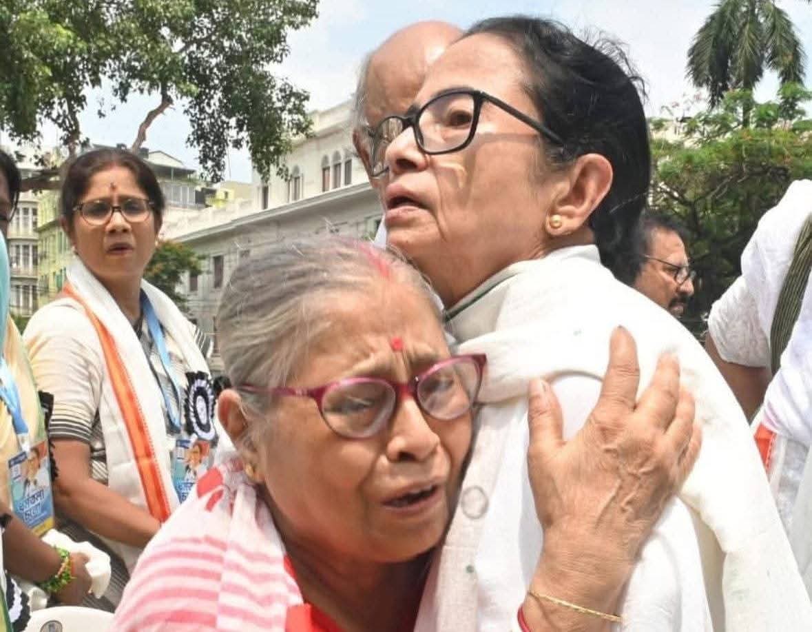 anuphomray's tweet image. ১ম ছবিতে কাশ্মীরে সন্ত্রাসীদের গুলিতে প্রাণ হারানো বিতানের মা।২য় ছবিতে তৃণমূলীদের ছোঁড়া বোমায় নিহত ছোট্ট তামান্নার বাবা-মা।নির্লজ্জ মহিলা ২১শের মঞ্চে সহানুভূতি কুড়োনোর নাটক করছে।মহিলাটা আজ পর্যন্ত তামান্নার বাবা-মা&apos;র সাথে দেখা করতে পারলো না।মোদি ও মমতা খুনীদের আটক করলো না।