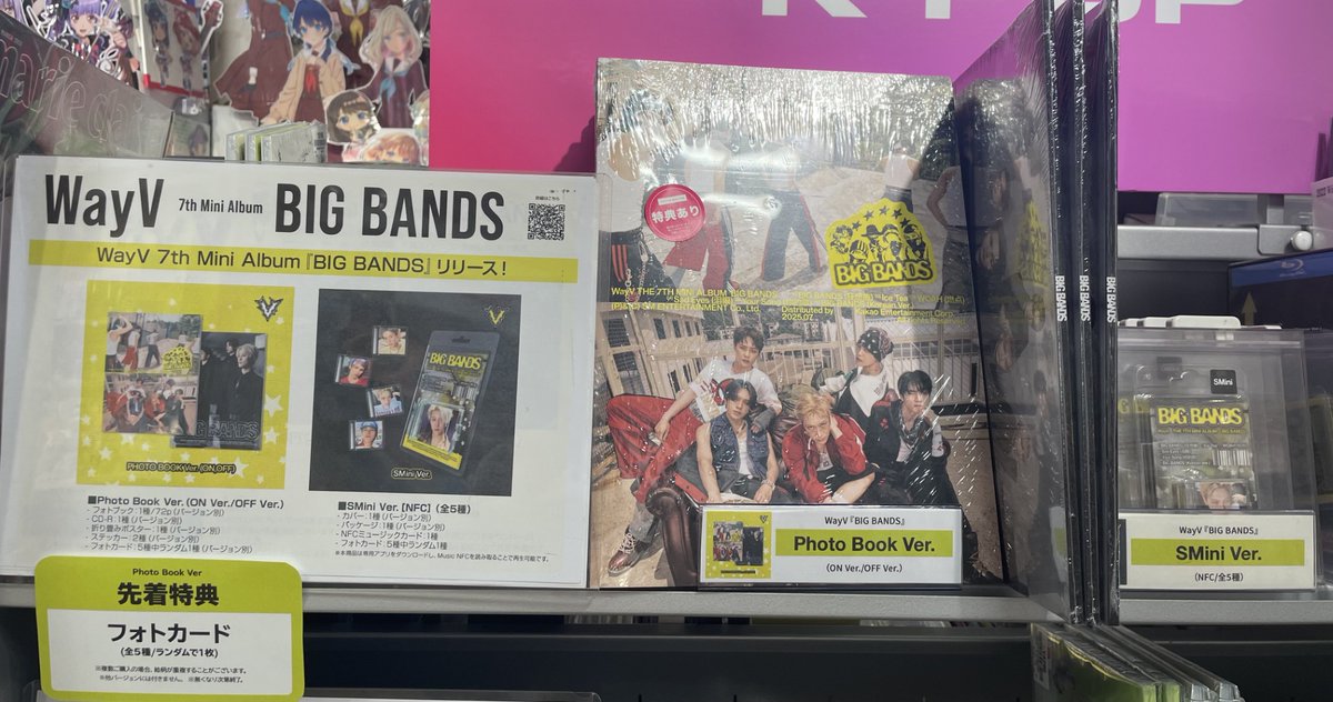 HMV_Shinjuku's tweet image. 【#WayV (威神V)】
『7th Mini Album: BIG BANDS』本日入荷しました🚚💨
前作『FREQUENCY』以来、約8カ月ぶりにリリースする新しいアルバムはタイトル曲「BIG BANDS」の韓国語、中国語バージョンを含む計6曲を収録💿
【先着特典】フォトカード(ランダム)
⚠️Photo Book Ver.のみ対象です