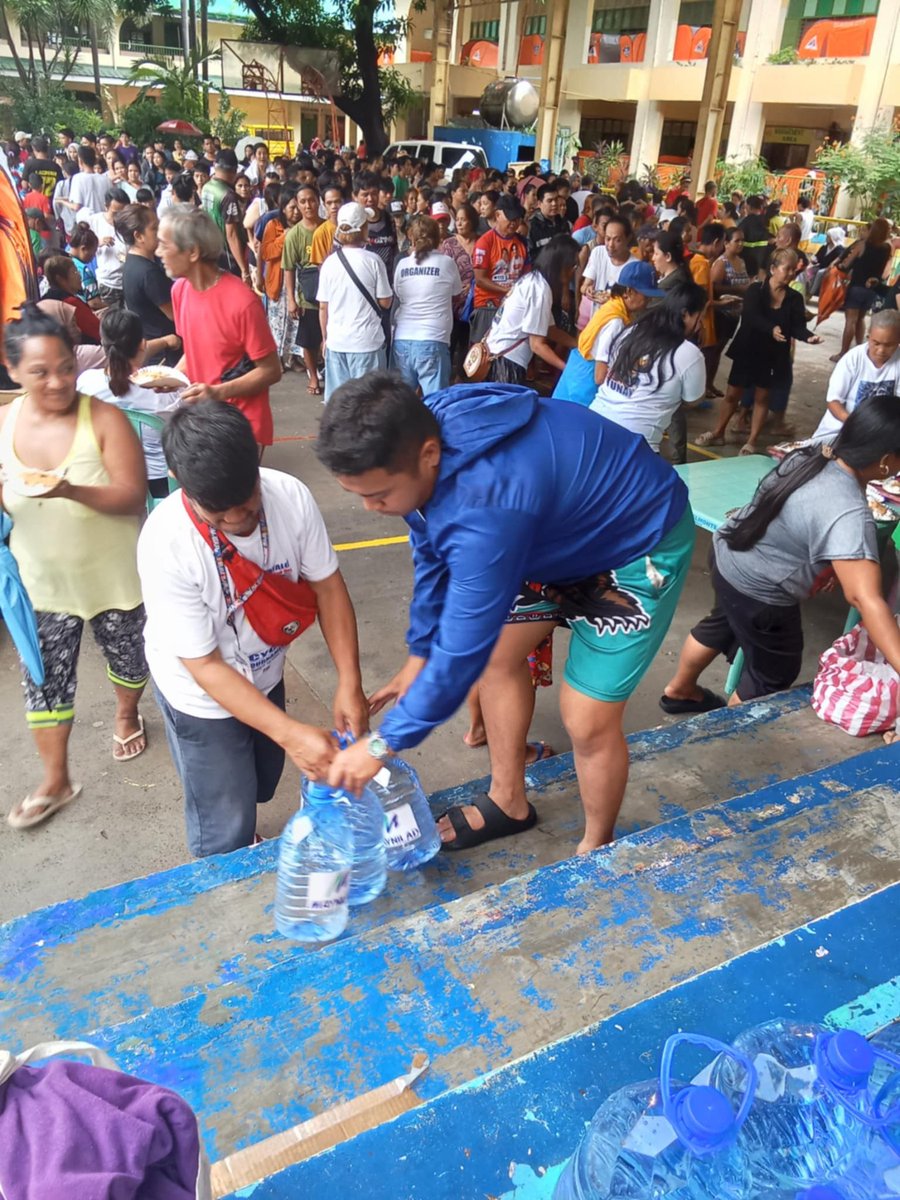 Tuloy-tuloy ang pagbibigay-tulong ng Maynilad sa mga komunidad na apektado ng malalakas na pag-ulan at pagbaha dulot ng Habagat.

Namahagi kami ng inuming tubig at relief goods, at nagsagawa ng drainage declogging sa ilang lugar upang makatulong na maiwasan ang patuloy na