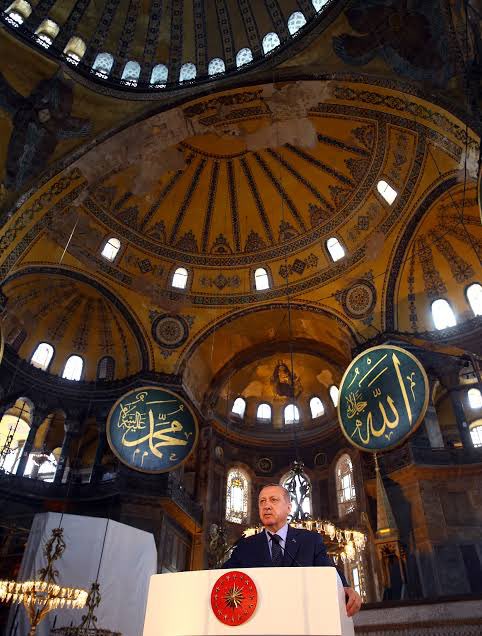 5 yıl önce zincirler kırıldı, Ayasofya açıldı!

Ayasofya-i Kebir Cami-i Şerifi’nin 86 yıl aradan sonra yeniden ibadete açılmasının üzerinden 5 yıl geçti.