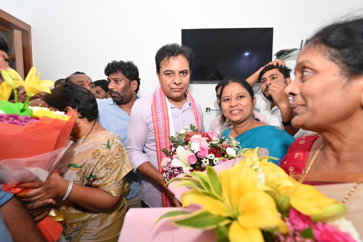 బి ఆర్ స్ పార్టీ వర్కింగ్ ప్రెసిడెంట్ తెలంగాణ , రాష్ట్ర మాజీ మంత్రివర్యులు సిరిసిల్ల శాసనసభ్యులు శ్రీ కల్వకుంట్ల తారకరామారావు #KTR అన్న గారికి పుట్టినరోజు సందర్భంగా తెలంగాణ భవన్ లో కలిసి    పుట్టినరోజు శుభాకాంక్షలు తెలియజేయడం జరిగింది.

<a href="/BRSparty/">BRS Party</a> 
<a href="/KTRBRS/">KTR</a> 
#HappyBirthdayKTRanna