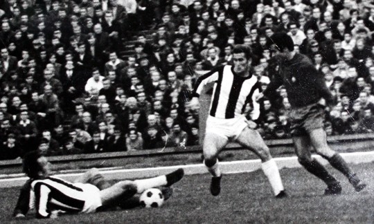 _GKSKatowice_'s tweet image. 24 lipca 1943 roku urodził się Eryk Anczok - legendarny napastnik GieKSy.
Budował potęgę GKS-u od samego początku istnienia. Wcześniej grał w Rapidzie Wełnowiec, na bazie którego powstał GKS. Zadebiutował w klubie z Bukowej w sierpniu 1965 roku.
Zdjęcie z meczu przeciwko…