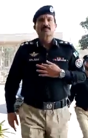 یہ ہے وہ سپریڈینٹ اڈیالہ جیل غفور انجم جو ایک کرنل کے کہنے پر عمران خان پر بدترین ظلم کر رہا ہے، اس کا چہرہ یاد رکھیں، جب وقت بدلے گا تب یہ بھی پاو پکڑے گا مگر تب تک بہت دیر ہوچکی ہوگی!
