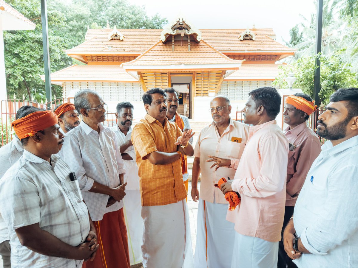 NainarBJP's tweet image. பிரசித்தி பெற்ற தண்டையார்குளம் இசக்கியம்மன் கோவிலில் வழிபடுவதற்காகச் சென்றபோது, அய்யா வைகுண்டர்வழி சமூகத்தைச் சேர்ந்த, சர்வதேச அய்யாபதி கூட்டமைப்பு நிர்வாகிகள் என்னை சந்தித்து, பல்வேறு கோரிக்கைகளை முன்வைத்து மனு அளித்தனர்.
அப்போது, சர்வதேச அய்யாபதி கூட்டமைப்பின் தலைவர்…