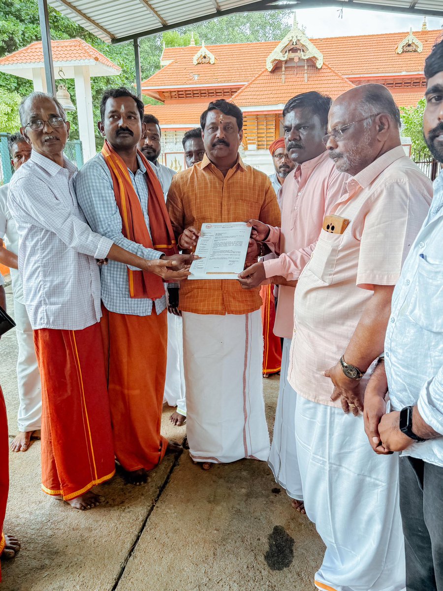 NainarBJP's tweet image. பிரசித்தி பெற்ற தண்டையார்குளம் இசக்கியம்மன் கோவிலில் வழிபடுவதற்காகச் சென்றபோது, அய்யா வைகுண்டர்வழி சமூகத்தைச் சேர்ந்த, சர்வதேச அய்யாபதி கூட்டமைப்பு நிர்வாகிகள் என்னை சந்தித்து, பல்வேறு கோரிக்கைகளை முன்வைத்து மனு அளித்தனர்.
அப்போது, சர்வதேச அய்யாபதி கூட்டமைப்பின் தலைவர்…