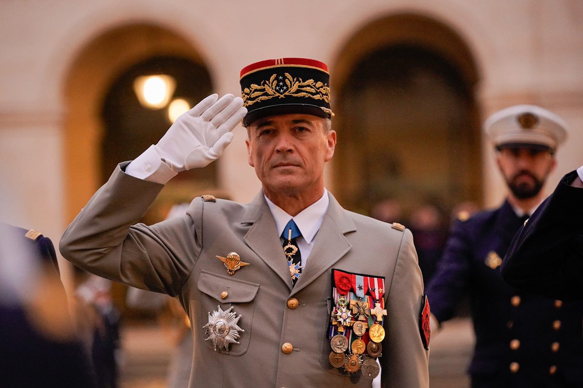 Catherine DUMAS (@catherine_dumas) on Twitter photo 🇫🇷 Le Général Thierry Burkhard quitte ses fonctions de Chef d’État-Major des Armées <a href="/CEMA_FR/">Chef d'état-major des armées</a> après un engagement remarquable à la tête de nos armées.
🏛️ Je tiens à saluer son parcours, son sens du devoir et sa vision stratégique.
🎙️Des qualités qui ont marqué chacune de ses 🇫🇷 Le Général Thierry Burkhard quitte ses fonctions de Chef d’État-Major des Armées <a href="/CEMA_FR/">Chef d'état-major des armées</a> après un engagement remarquable à la tête de nos armées.
🏛️ Je tiens à saluer son parcours, son sens du devoir et sa vision stratégique.
🎙️Des qualités qui ont marqué chacune de ses