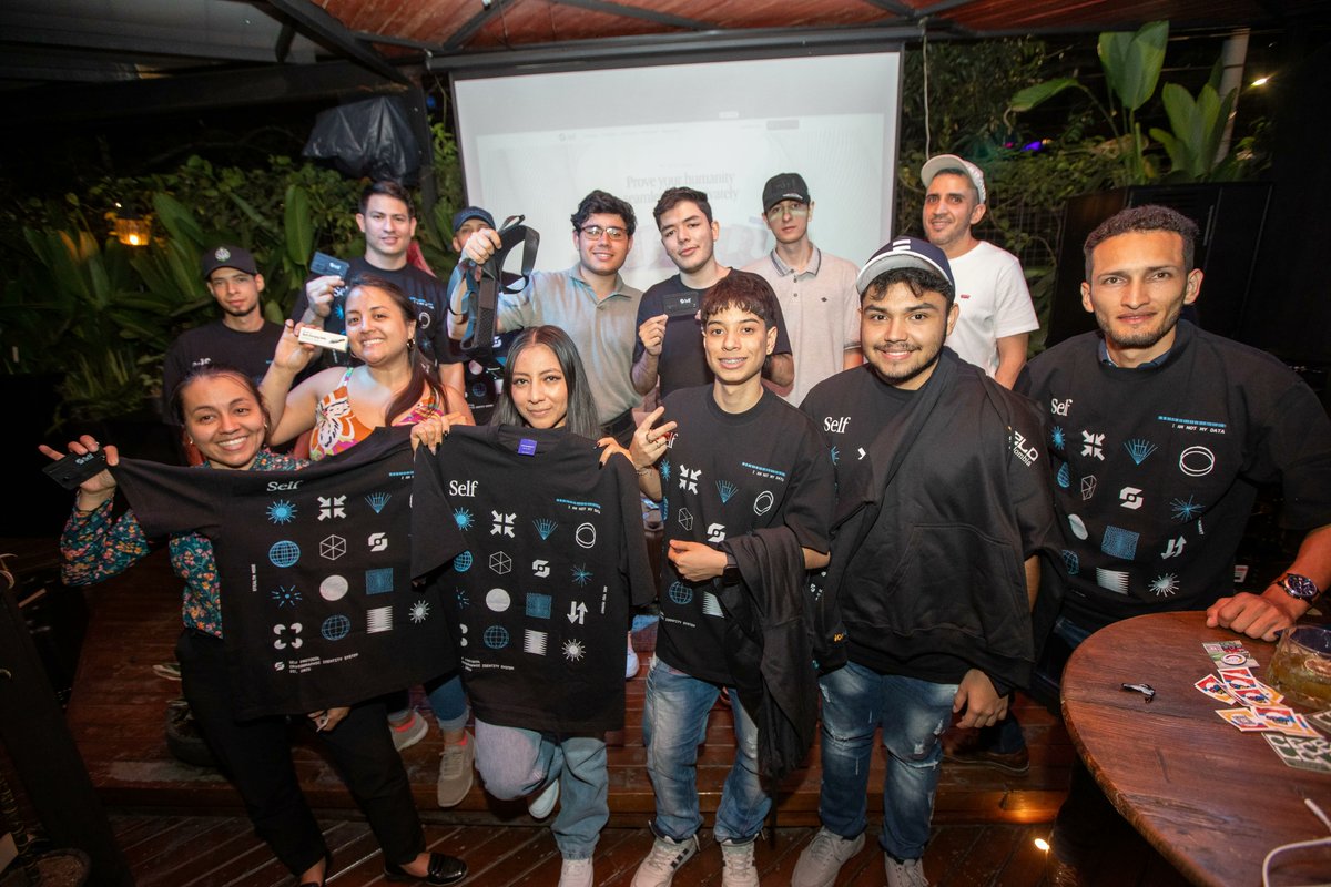 Celo_Col's tweet image. 🧵 Recap of our event about @SelfProtocol in Medellín
Last Thursday, we gathered with the community to explore decentralized identity, privacy, and payments on @Celo💚
A space to learn, test, and imagine what’s coming.
Here are the highlights: 👇