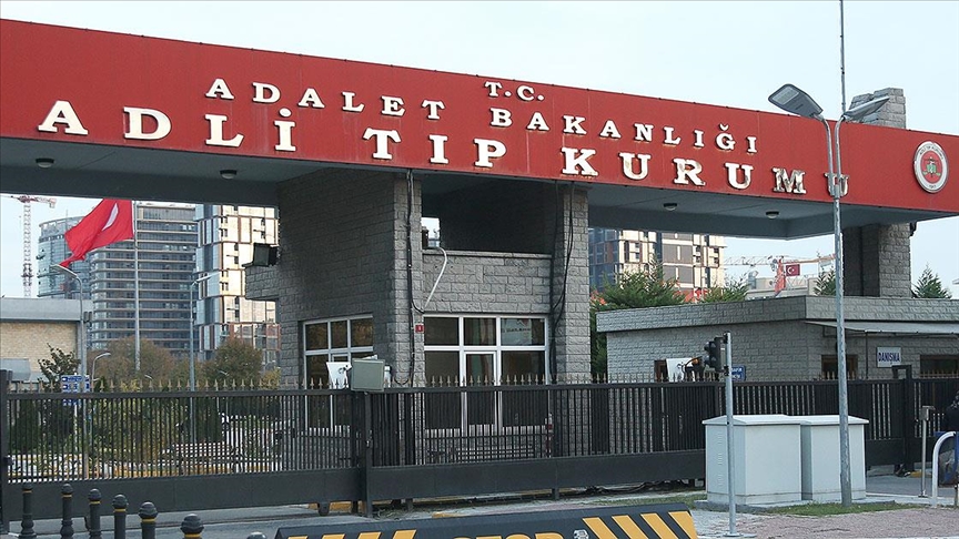 📌 Adli Tıp Kurumu- Fethiye Çetin

◾️"Genç okurlar için hatırlatmak isterim; Türkiye’de 12 Eylül darbesinin hemen ardından yeniden yapılandırılan ilk kanunlardan biridir Adli Tıp Kurumu Kanunu ve bu kanun o dönem bütün hızıyla sürdürülen siyasi cinayetlerin, işkencenin, eziyetin