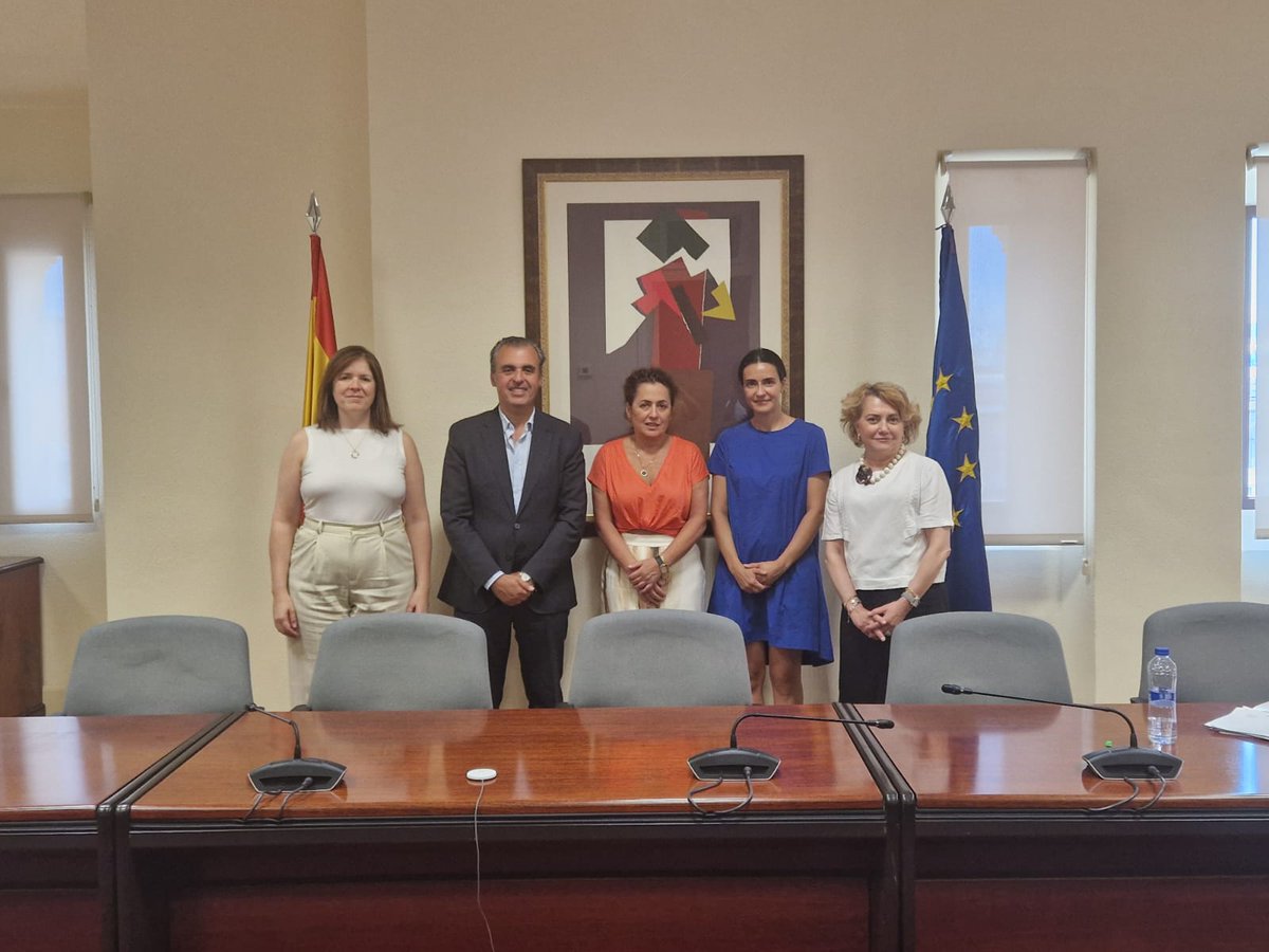 Esther Monterrubio (@esthermontariz) on Twitter photo Ayer me reuní con el consejero de Educación y Universidades de las Islas Baleares, <a href="/AVeraAlemany/">Antoni Vera</a>.
La Formación Profesional es clave para el desarrollo del país y el trabajo con todas las administraciones es fundamental para avanzar en la implantación del nuevo sistema. Ayer me reuní con el consejero de Educación y Universidades de las Islas Baleares, <a href="/AVeraAlemany/">Antoni Vera</a>.
La Formación Profesional es clave para el desarrollo del país y el trabajo con todas las administraciones es fundamental para avanzar en la implantación del nuevo sistema.