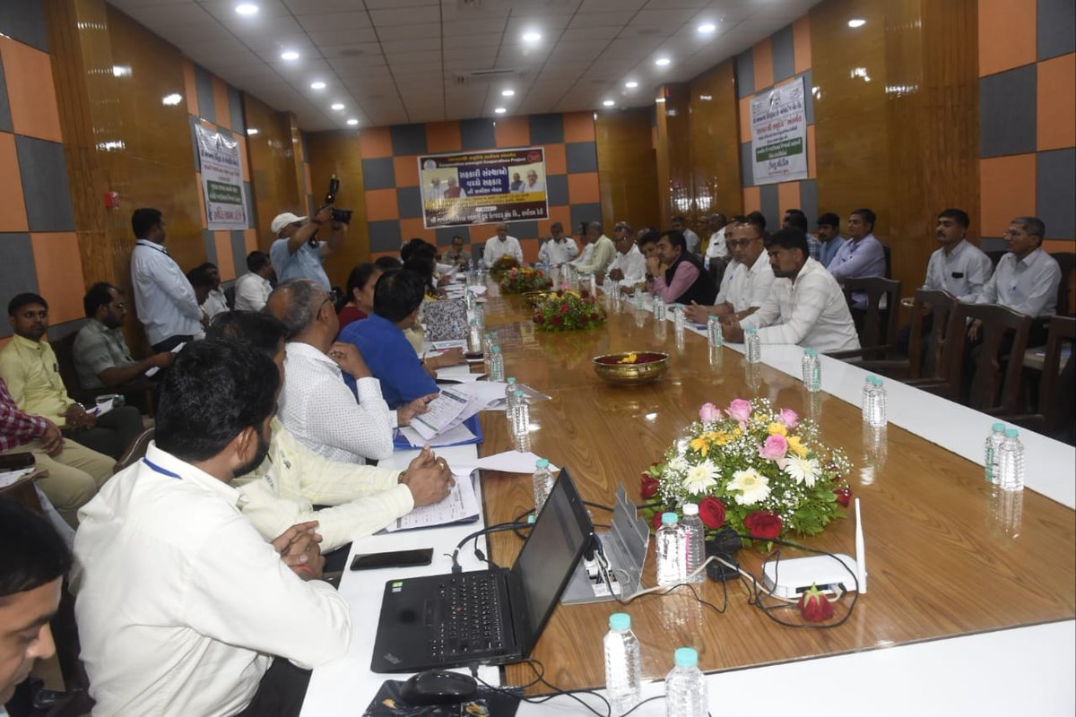 MLAJagdish's tweet image. આજે ભાવનગર ખાતે સહકારથી સમૃદ્ધિ કાર્યક્રમ અંતર્ગત &apos;સહકારી સંસ્થાઓ વચ્ચે સહકાર&apos;ની સમીક્ષા બેઠક યોજાઈ.

માનનીય વડાપ્રધાન શ્રી નરેન્દ્રભાઇ મોદી અને કેન્દ્રીય સહકારિતા મંત્રી શ્રી અમિતભાઈ શાહ સાહેબના નેતૃત્વમાં ‘કો-ઓપરેટીવ બિલ્ડ એ બેટર ફ્યુચર ફોર ઓલ’ ની દિશામાં આપણે જરૂર સફળ થઈશું.