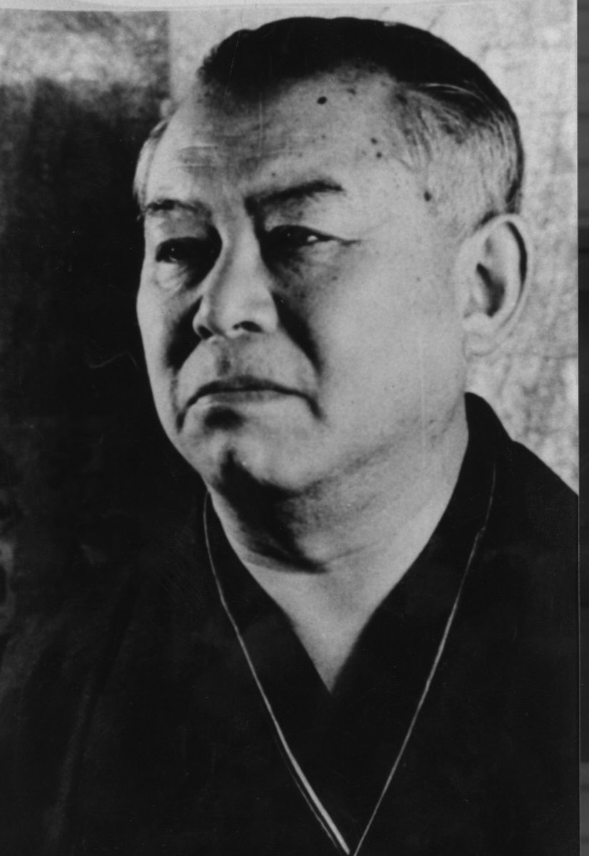 #TalDíaComoHoy de 1886 nació uno de los principales exponentes de la #literaturajaponesa del #sigloXX: Junichirô Tanizaki. Una de sus obras fundamentales es LAS HERMANAS MAKIOKA, con la que recrea una forma de vida ancestral a punto de desaparecer.

lc.cx/9Iwmn6