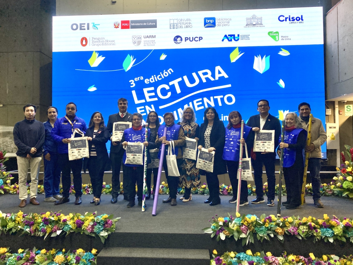 EspacioOEI's tweet image. Durante la inauguración de la 29ª Feria Internacional del Libro de Lima 🇵🇪, se lanzó por tercera vez la campaña #LecturaEnMovimiento, impulsada por la @OEIPERU en alianza con el Ministerio de Cultura y la Cámara Peruana del Libro, con el apoyo de múltiples instituciones…