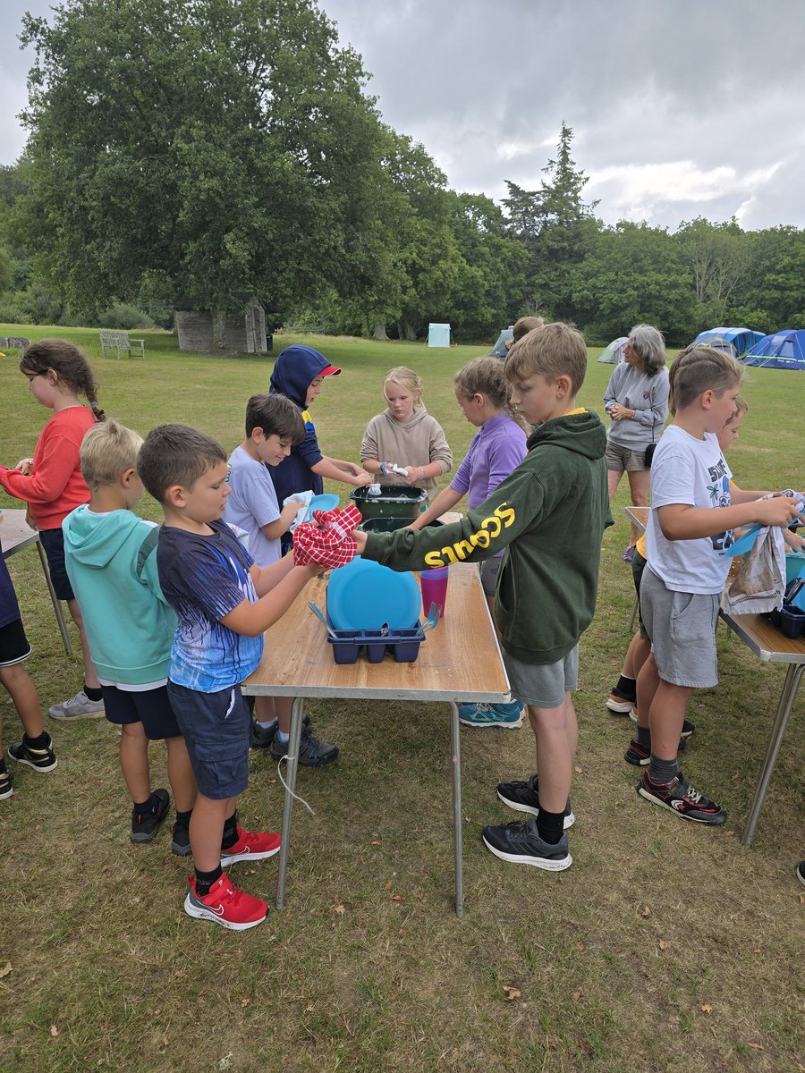 3rdBanstead's tweet image. Learning and doing all the things we need to do to run a successful camp, including washing up, preparing meals, wood collecting and reflecting on what we've done, ready for a busy day of activities.