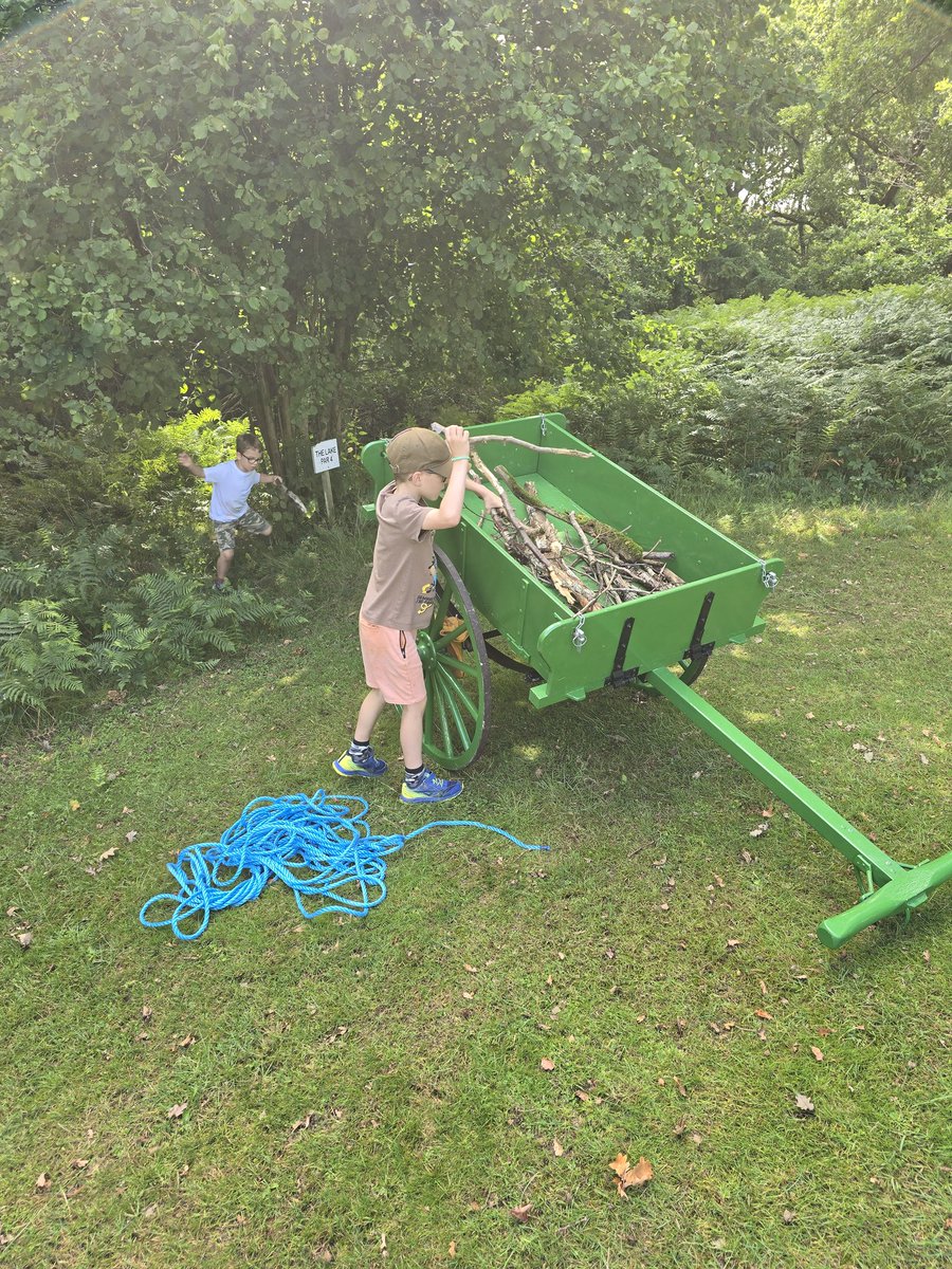 3rdBanstead's tweet image. Learning and doing all the things we need to do to run a successful camp, including washing up, preparing meals, wood collecting and reflecting on what we've done, ready for a busy day of activities.