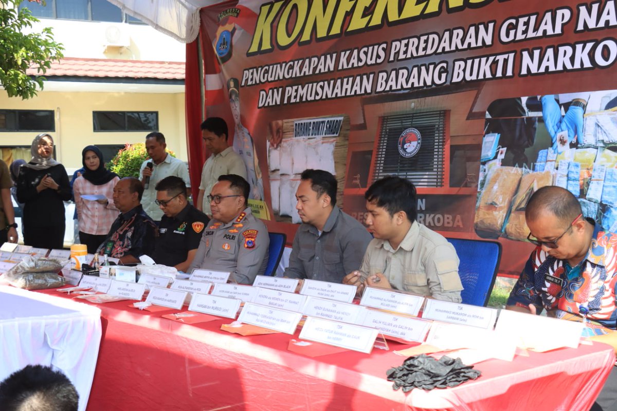 Narkobarestabjm's tweet photo. Polresta Banjarmasin Musnahkan Barang Bukti Narkoba, Sebanyak 16.019 Jiwa Terselamatkan

BANJARMASIN- Polresta Banjarmasin memusnahkan barang bukti narkoba jenis sabu-sabu sebanyak 1.029,81 gram, ekstasidengan 115 butir dan ganja seberat457 gram. https://t.co/H4w3cwo9gD