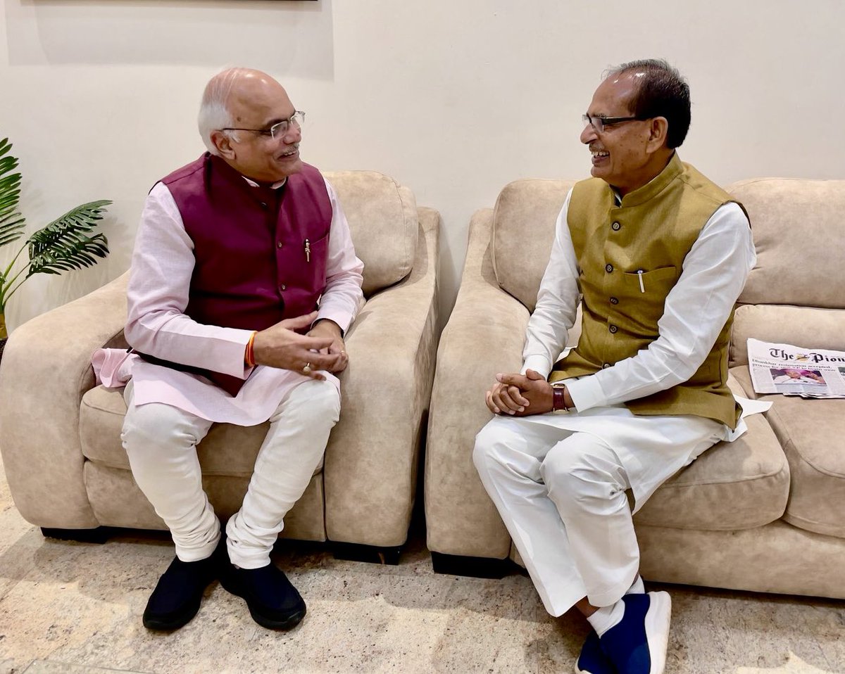 Vinay Sahasrabuddhe (@vinay1011) on Twitter photo 📍भोपाल हवाई अड्डा !
एक सुखद-संयोग, अचानक से केंद्रीय मंत्री श्री <a href="/ChouhanShivraj/">Shivraj Singh Chouhan</a> जी से मिलने का और कुछ बातचीत करने का !
<a href="/BJP4MP/">BJP Madhya Pradesh</a> 📍भोपाल हवाई अड्डा !
एक सुखद-संयोग, अचानक से केंद्रीय मंत्री श्री <a href="/ChouhanShivraj/">Shivraj Singh Chouhan</a> जी से मिलने का और कुछ बातचीत करने का !
<a href="/BJP4MP/">BJP Madhya Pradesh</a>