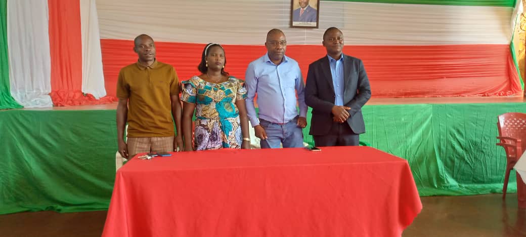 Le conseil communal de Gitega vient d’élire Jacques Nduwimana comme administrateur communal. Thaddée Nyandwi élu Président du conseil communal, la Vice-présidente est Marie Louise Hatungimana tandis que Domitien Nyandwi a été élue secrétaire.