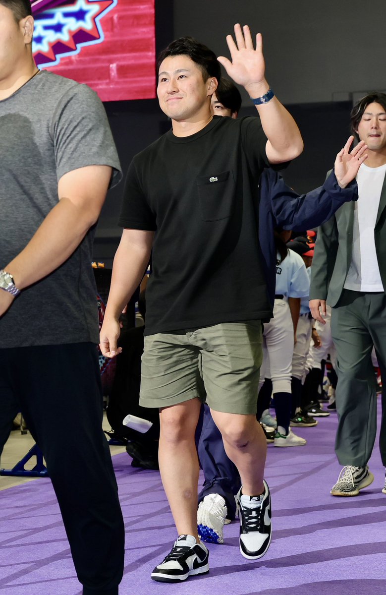 Sponichi_Photo's tweet image. カーペットショーに私服で登場する選手たち①(撮影・光山　貴大@takahiroKOHYAMA ) #山川穂高 #福岡ソフトバンクホークス #レイエス #日本ハムファイターズ #渡部聖弥 #西武ライオンズ #牧秀悟 #横浜DeNAベイスターズ