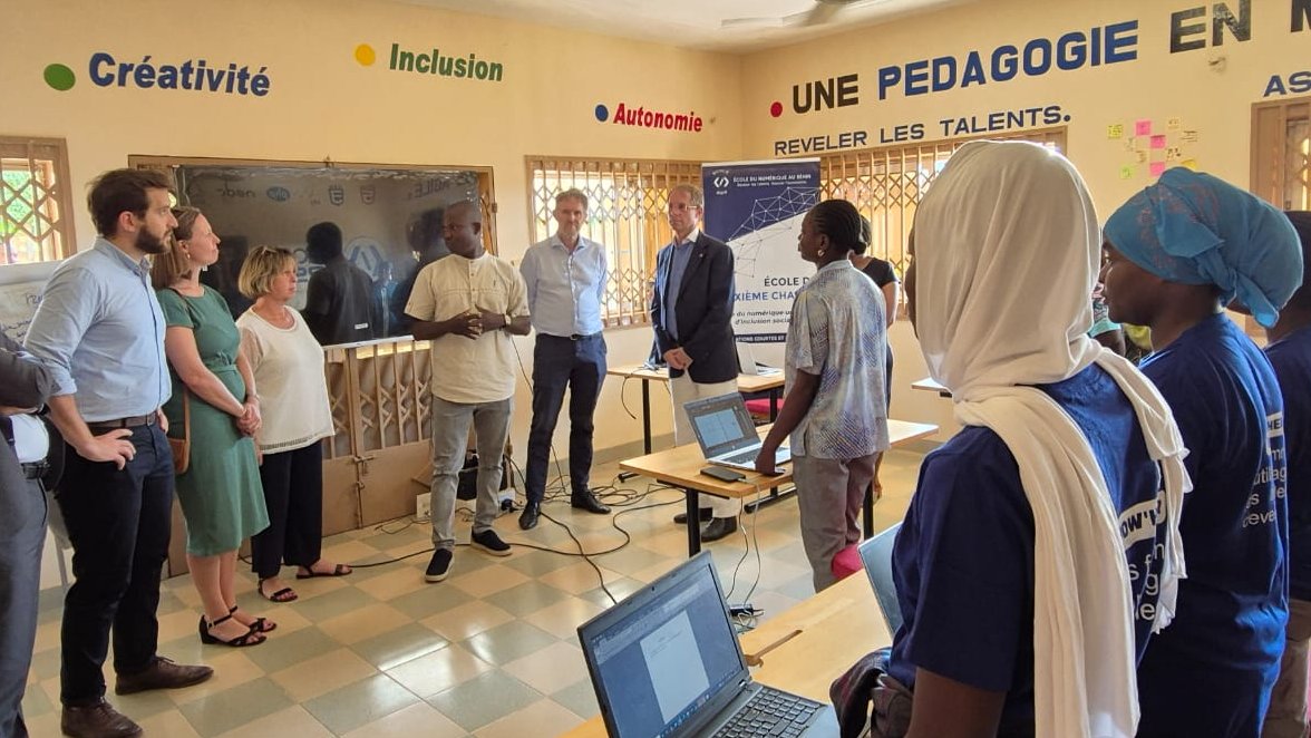 UEauBenin's tweet photo. Les Ambassadeurs de l’UE 🇪🇺🇧🇪🇩🇪🇫🇷🇱🇺🇳🇱ont visité le #Blolab, laboratoire numérique qui aide les jeunes à l’utilisation des technologies, à l’esprit de création et à l’innovation, pour construire des projets innovants. Un bus numérisé a été acquis. Financement 🇫🇷
#PlusFortsEnsemble https://t.co/EpNQ4Eqakp