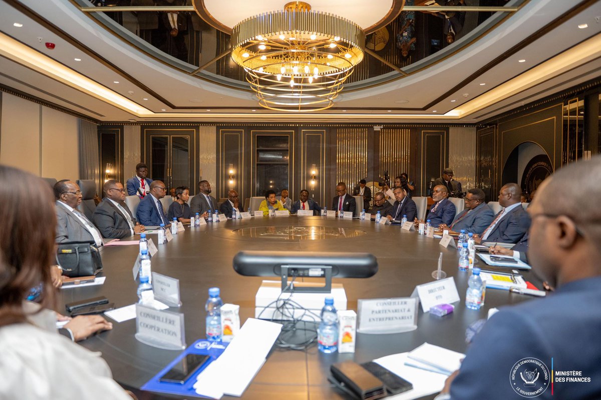 SeyGauthier11's tweet image. #RDC : Le Ministre des Finances @Likunder a lancé le Comité de pilotage chargé de suivre la mise en œuvre du compte unique du Pouvoir central. Cette réforme vise à centraliser les ressources de l’État, améliorer la visibilité des flux financiers, renforcer la gouvernance…
