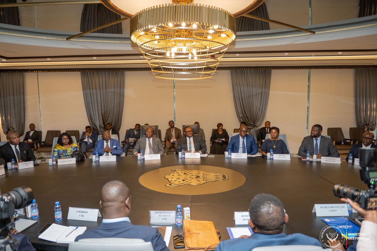 SeyGauthier11's tweet image. #RDC : Le Ministre des Finances @Likunder a lancé le Comité de pilotage chargé de suivre la mise en œuvre du compte unique du Pouvoir central. Cette réforme vise à centraliser les ressources de l’État, améliorer la visibilité des flux financiers, renforcer la gouvernance…