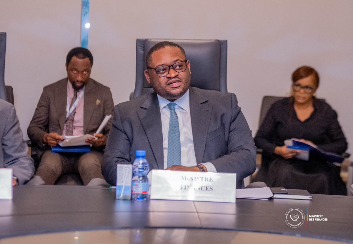 SeyGauthier11's tweet image. #RDC : Le Ministre des Finances @Likunder a lancé le Comité de pilotage chargé de suivre la mise en œuvre du compte unique du Pouvoir central. Cette réforme vise à centraliser les ressources de l’État, améliorer la visibilité des flux financiers, renforcer la gouvernance…