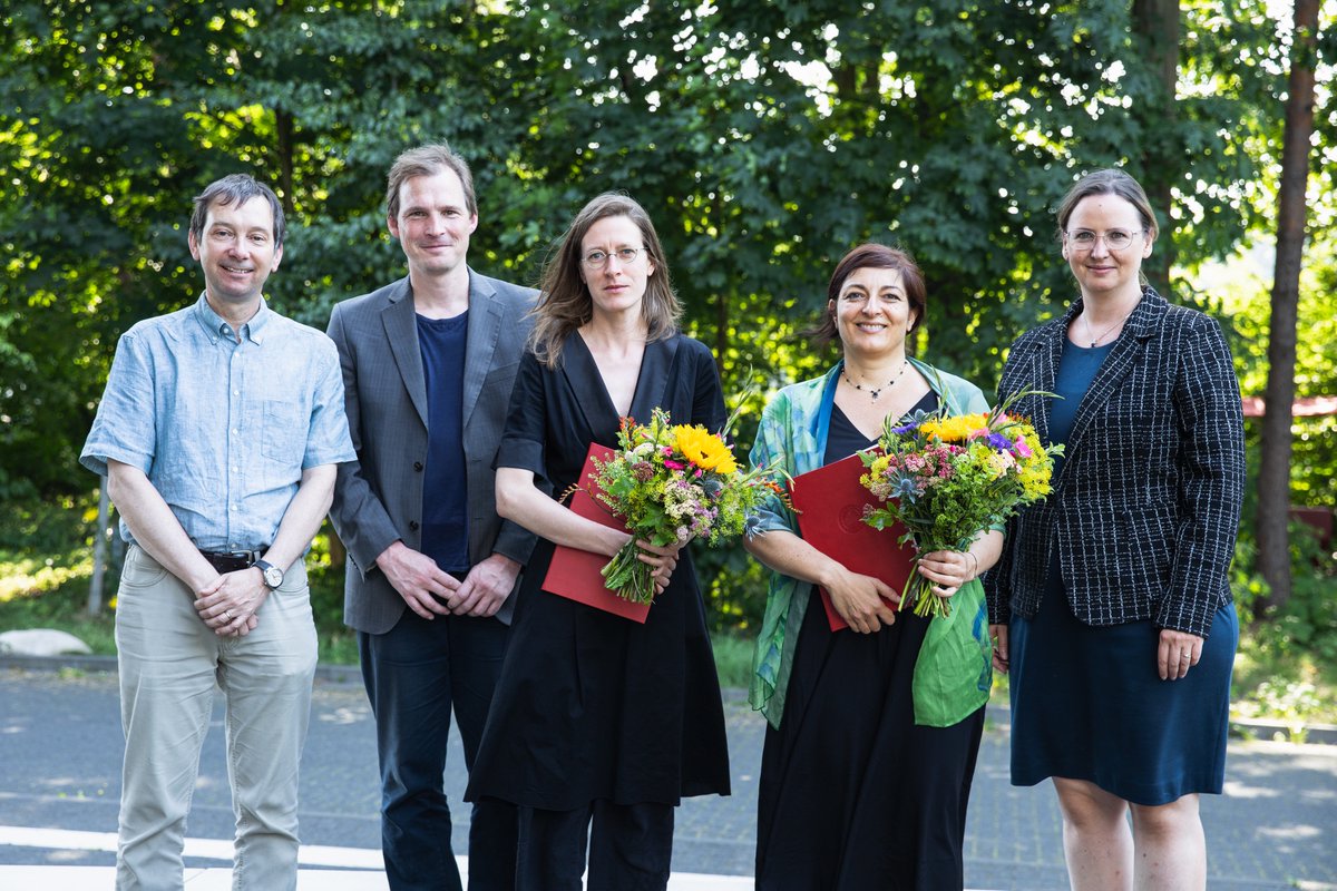 IITalk's tweet image. 🏆congrats to #TeresaPellegrino, PI of the IIT Nanomaterials for Biomedical Applications lab, for being awarded the Mildred Dresselhaus Prize 2025 for "her outstanding research work" at a ceremony hosted by the Cluster of Excellence @cui_unihh
cui-advanced.uni-hamburg.de/en/cluster/akt…