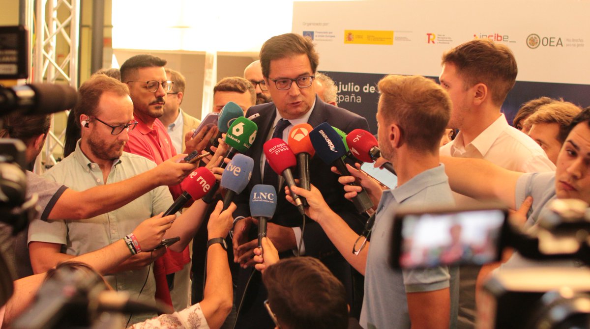 INCIBE's tweet image. 🎙️ Arranca el acto de clausura del #CSBC2025 con la intervención del ministro, @oscarlopeztwit, ante los medios. #León se convierte, un año más, en epicentro mundial de la #Ciberseguridad.
📍 Escuela de Ingenierías, @unileon
#NextGenerationUE