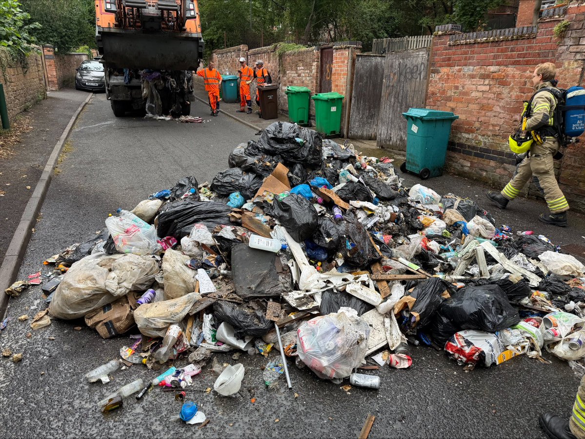 nottsfire's tweet image. Earlier this morning crews from London Road and Stockhill attended a council bin lorry fire that had caught alight due to lithium-ion batteries that had been discarded in domestic waste.

Please check with your local council or recycling centre for safe battery disposal options.