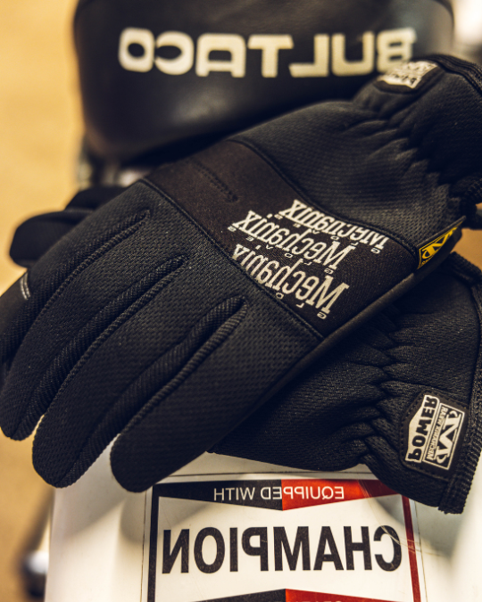 Mechanix_JP's tweet image. 日常使いに活躍するユーティリティモデル、
2りんかん限定の「パワークラッチ ユーティリティ グローブ|¥1,980(税込)」
手の甲には通気性の高い素材を採用しており、夏場の使用でもムレを抑え、快適な着用感が持続します。…