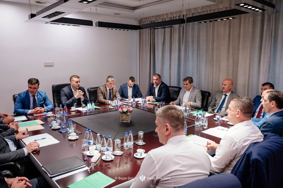 MickeySpajic's tweet image. Na sjednici Vijeća za nacionalnu bezbjednost predložili smo da se, u saradnji sa EK, sprovede hitan veting u pravosuđu jer postoji korelacija između porasta broja krivičnih djela protiv života i tijela i trenda povećanja broja ukinutih pritvora. Takođe, Ministarstvo pravde…