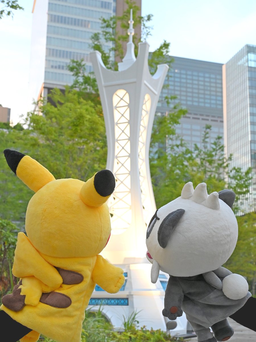 pokemon_pdc's tweet image. 大阪で開催中の『#ポケモン発見大作戦』にプリズムタワーが登場‼️
ピカチュウとヤンチャムも見に行ってきたよ👀
あまりの大きさにびっくり‼️😳
ライトアップもされてきれいだね…✨✨
夏の思い出にみんなも遊びに行ってみてね😆👍
▼詳しくはこちら
pokemon.ougi-japan.com