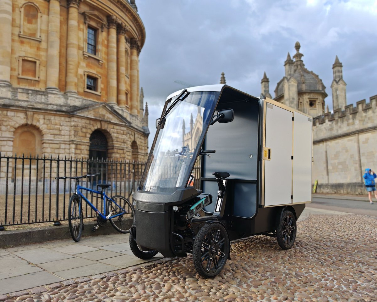 PedalandPost's tweet image. We’re trialling the Mubea cargo bike and it’s packed with future-ready tech:

⚡ Regen braking
⛰️ Auto downhill speed limiting
🛠️ Heavy-duty components
⚙️ No drivetrain - pedal-powered generator
🌧️ Yes, even windscreen wipers

The future of urban delivery is here. #Mubea