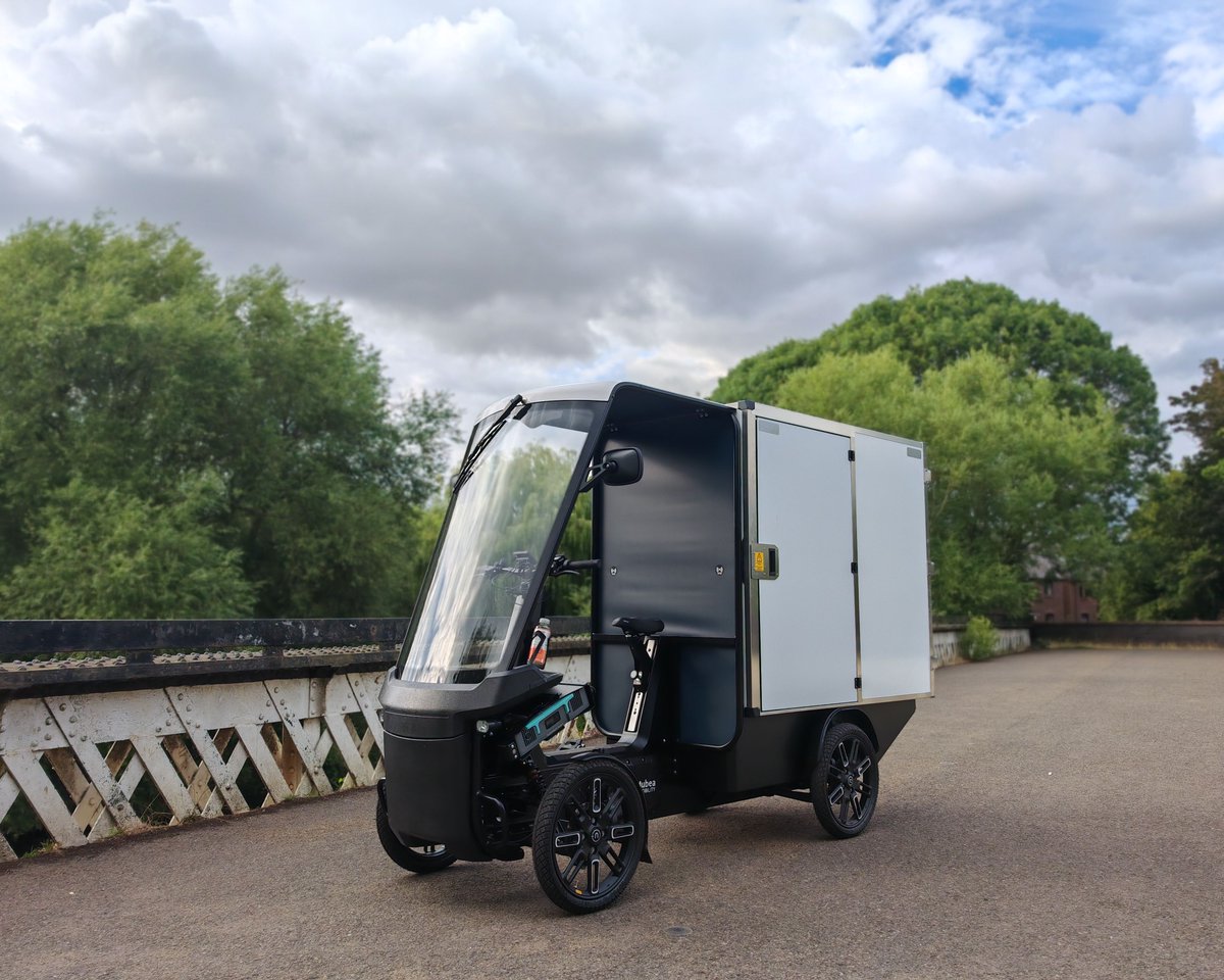 PedalandPost's tweet image. We’re trialling the Mubea cargo bike and it’s packed with future-ready tech:

⚡ Regen braking
⛰️ Auto downhill speed limiting
🛠️ Heavy-duty components
⚙️ No drivetrain - pedal-powered generator
🌧️ Yes, even windscreen wipers

The future of urban delivery is here. #Mubea