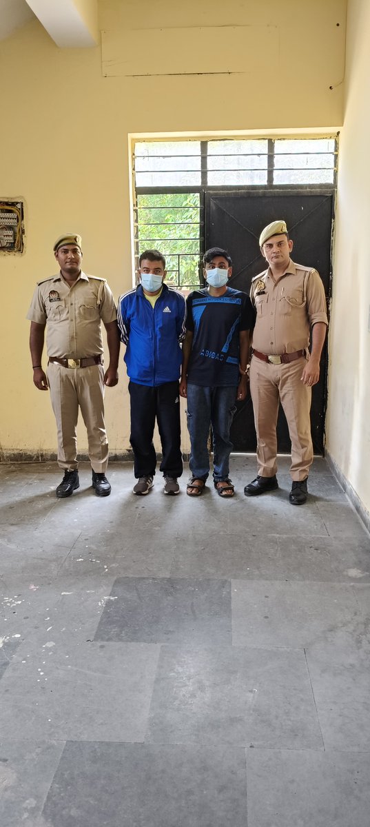 SagarSh41755211's tweet image. #थाना #इकोटेक तृतीय:- #ऑनलाइन #गांजा आर्डर करने पर व्यक्तियों को पार्सल/कोरियर के माध्यम से गैर प्रांत से गांजा की सप्लाई करने वाले 02 अभियुक्त गिरफ्तार।@uppolice @CMOfficeUP @noidapolice @dgpup @DCP_Noida