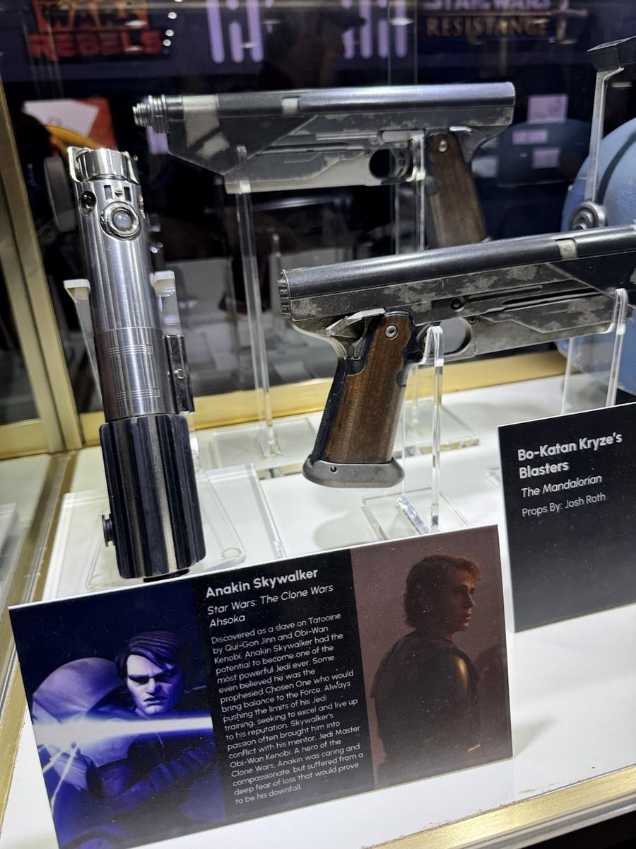 Mandoverse Updates (@mando3updates) on Twitter photo Anakin Skywalker’s lightsaber from ‘Ahsoka’ is on display at SDCC!
Source <a href="/laughing_place/">LaughingPlace.com</a>
#starwars #TheMandalorian #ahsoka #grogu #dindjarin #fennec #bobafett #bokatan #TheMandalorianAndGrogu #SDCC2025 #sdcc Anakin Skywalker’s lightsaber from ‘Ahsoka’ is on display at SDCC!
Source <a href="/laughing_place/">LaughingPlace.com</a>
#starwars #TheMandalorian #ahsoka #grogu #dindjarin #fennec #bobafett #bokatan #TheMandalorianAndGrogu #SDCC2025 #sdcc