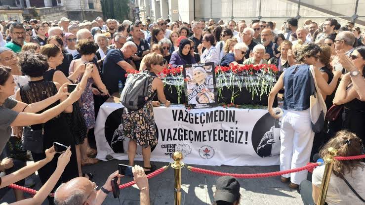 istMorDayanisma's tweet image. Cumartesi meydanının direnişi ile sembol ismi Emine Ocak, 30 yıldır direndiği Galatasaray Meydanı'ndan Gazi Cemevine uğurlandı.
Anısı ve mücadelesi Cumartesi Anneleri’nin kararlılığında, kayıplar mücadelesinde yaşamaya devam edecek.