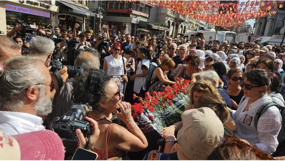 istMorDayanisma's tweet image. Cumartesi meydanının direnişi ile sembol ismi Emine Ocak, 30 yıldır direndiği Galatasaray Meydanı'ndan Gazi Cemevine uğurlandı.
Anısı ve mücadelesi Cumartesi Anneleri’nin kararlılığında, kayıplar mücadelesinde yaşamaya devam edecek.