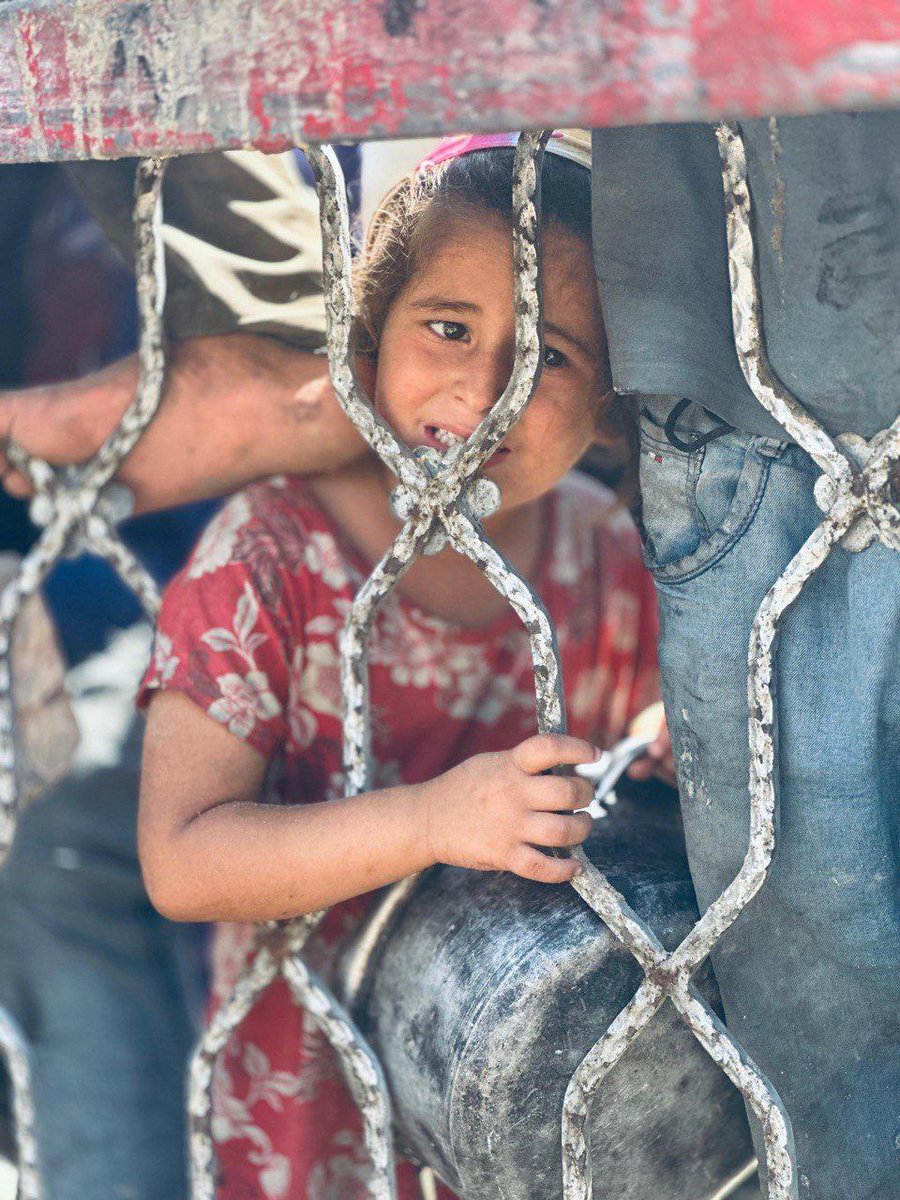 aysegulsbn's tweet image. Boyu ancak bir yetişkinin bacağı kadar;
elinde tencere,
demir parmaklıklar ardında
fark edilmeyi bekleyen
dünya güzeli bir çocuk...
#GazaGenocide
