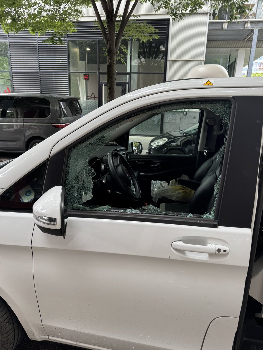 mvangramberen's tweet image. Dju toch: Sporzamotor gestolen en auto leeggeroofd in Grenoble. @sporza @vrtnws @LeTour