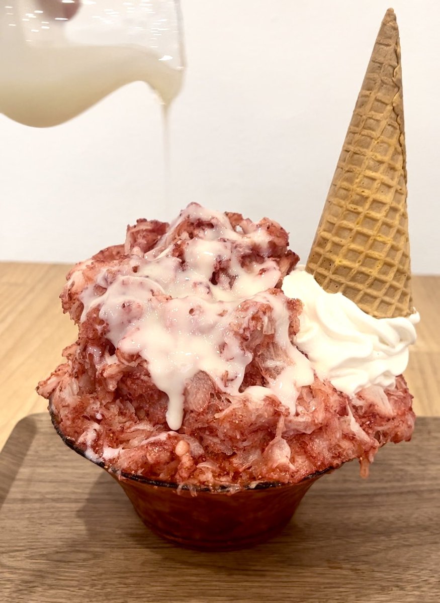 gYQu4hoKyR0rzf5's tweet photo. こんにちは、東京いちごカフェです🍓

桃がではじめ、いよいよ桃の季節になってきました🍑
「丸ごと桃といちごのパフェ」（1,680円）の販売しています🍑

旬のみずみずしい桃をまるごと1玉使用し、中には香り豊かな自家製の紅茶カスタードを詰め込みました☕︎

下のパフェ部分は、いちごや桃、ベリー系の素材を贅沢に使った、季節の味わいが楽しめる一品です🍓

見た目も味わいも華やかな、夏限定の贅沢パフェをぜひお楽しみください✨

また、府中いちご狩り園で丁寧に育てた完熟いちごを瞬間冷凍し、
ふわっと軽やかに削り出した果実そのままの氷スイーツ。

シロップも氷も一切使わず、いちご本来の甘みと香りを存分に楽しめます🍓
練乳といちごソースは別添えでご用意。
お好みのタイミングでかけて、味の変化をお楽しみください♪

🍦さらに…お客様からの嬉しいお声にお応えして、
「いちごけずり」にソフトクリームトッピングをスタートしております🍓