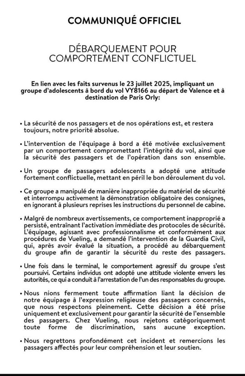 Donc, si l’on en croit ce communiqué, un groupe d’adolescents aurait réussi à compromettre l’intégrité d’un vol entier, à tel point que pilote, copilote et personnel de bord auraient été dans l’incapacité de faire leur travail — au point d’exiger l’intervention de la police. Rien
