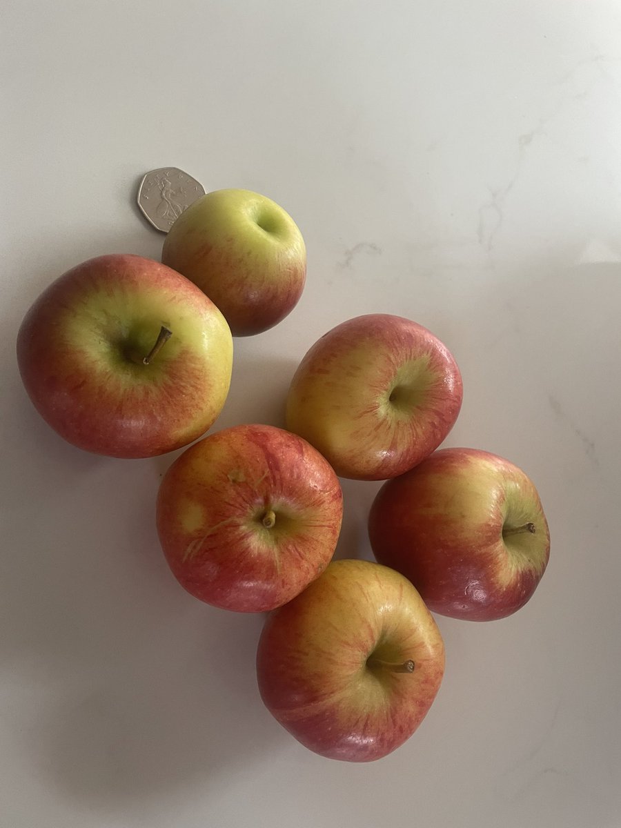 jemmafswallow's tweet photo. @waitrose @TradeStandards shrinkflation is reaching new levels. In a pack of 6 small Braeburn apples one was the size of a crab apple - no bigger than a 50p! 😳 #feelingrippedoff https://t.co/bUOIiZVzx5