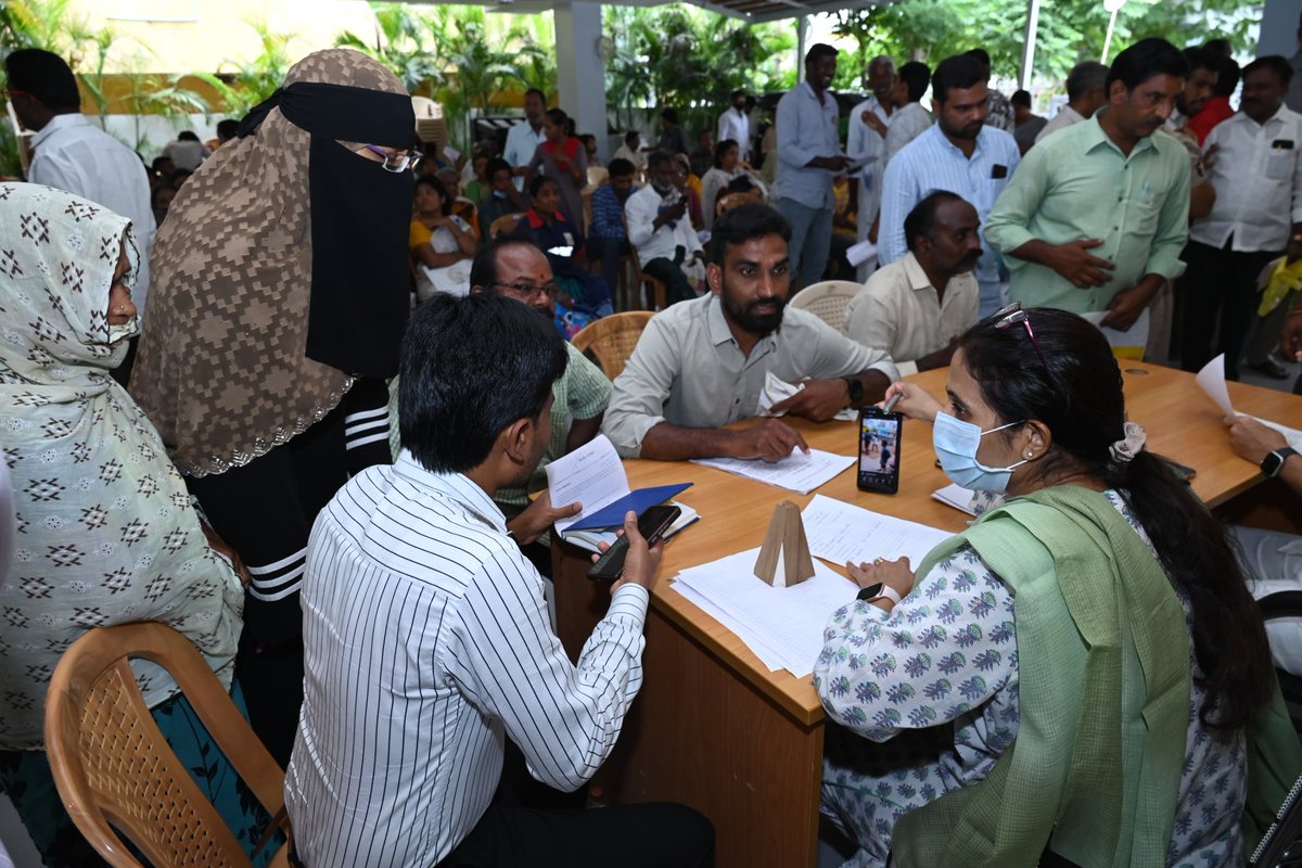 R_Madhavi_Reddy's tweet image. ఈరోజు నా క్యాంపు కార్యాలయంలో ప్రజాదర్బార్ కార్యక్రమం నిర్వహించడం జరిగింది. పలు సమస్యలతో వచ్చిన ప్రజల వినతులను స్వీకరించి, వారి సమస్యలను పరిశీలించి, సమస్యల పరిష్కారానికి అవసరమైన చర్యలు తీసుకునేందుకు సంబంధిత అధికారులకు సూచించడం జరిగింది.
#Kadapa #prajadarbar #ఇంటింటికీసుపరిపాలన…